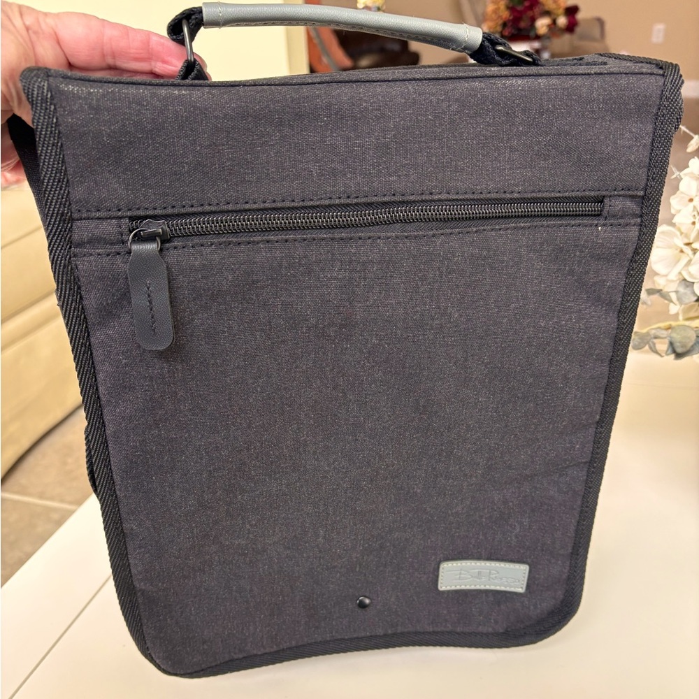 Men's Gray 14 “ Messenger Bag from Bella Russo. NWT